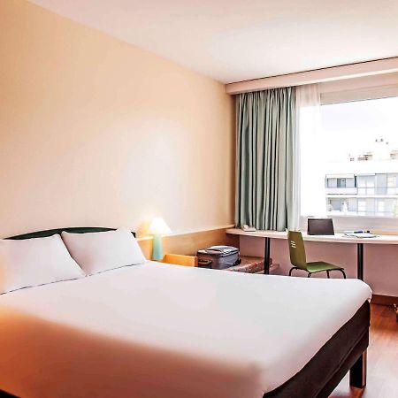 Ibis Barcelona Molins De Rei Hotel Exterior foto